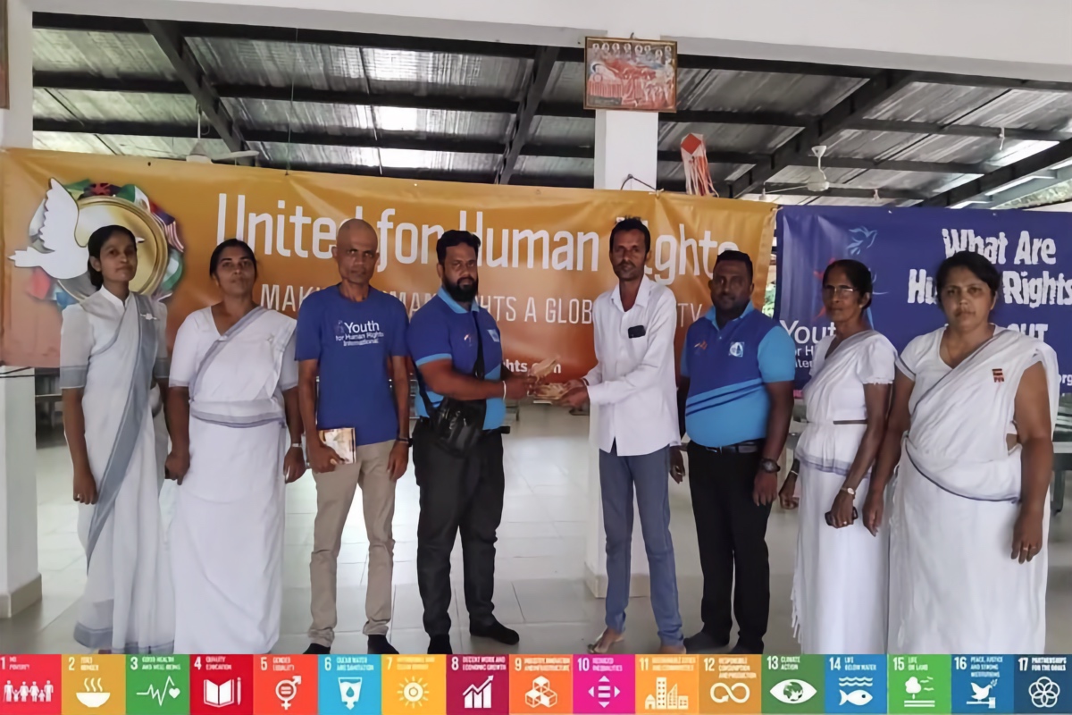 Gruppenfoto beim Workshop zur Medien- und Menschenrechtsbildung an der Ananda Maithree Damma School in Rathnapura, Sri Lanka (2025)